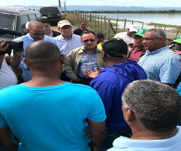 El Gabinete agropecuario inspecciona zona afectada por huracán María