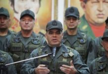 En vivo: Choques entre manifestantes y Fuerzas Armadas en Caracas. El ministro de la Defensa de Venezuela, Vladimir Padrino dijo que algunos militares fueron engañados.