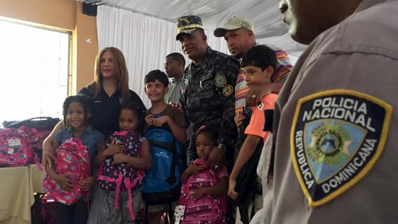 Entrega útiles escolares a hijos de policías en Santiago