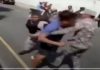 Hombre pelea a trompadas contra dos policías de Santiago