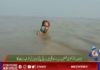 Periodista informa con el agua al cuello durante inundaciones