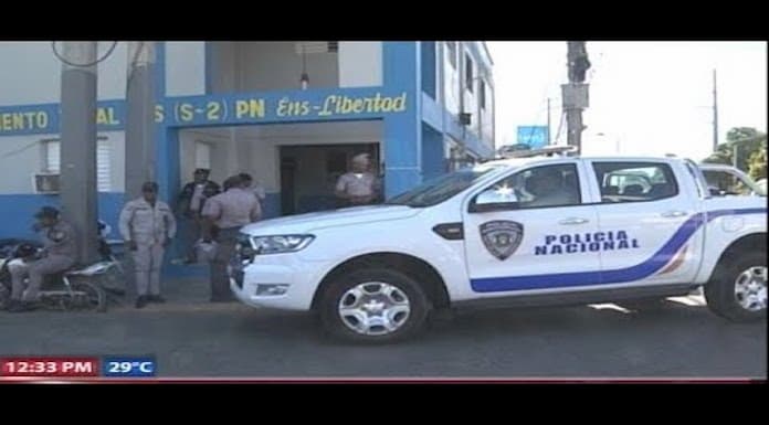 Hombre mata a su expareja en vehiculo de la Policia en Jarabacoa