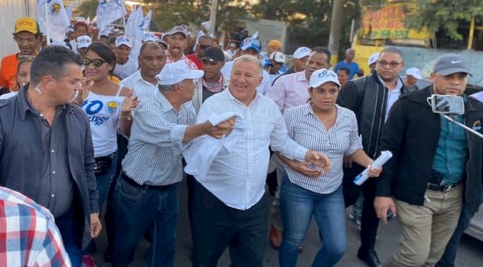 Gilberto Serulle recibe gran respaldo en recorrido por barrios de Santiago