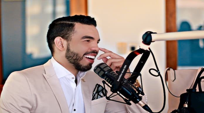 Miguel Estévez se destaca en radio y televisión de Santiago