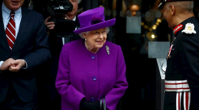 La reina Isabel II abandona Palacio de Buckingham por avance coronavirus