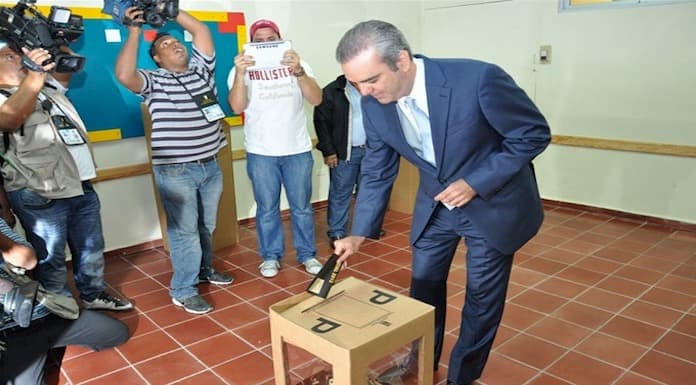 Luis Abinader, candidato presidencial del PRM, acude a votar