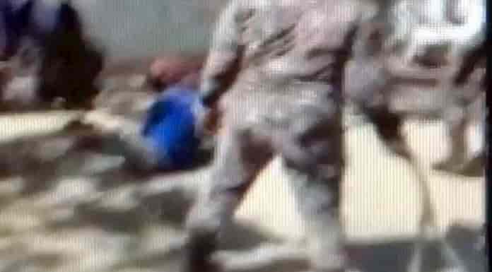 Policías torturan a latigazos a recluso esposado