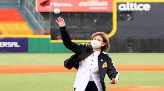 Vicepresidenta Raquel Peña lanza primera bola en inicio torneo de béisbol invernal
