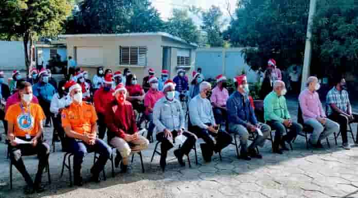 Profesores de Villa González reciben llegada de la Navidad con alegría
