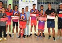 FUNJUPRE entrega tenis a equipo infantil baloncesto CLUDEN campeón de Santiago