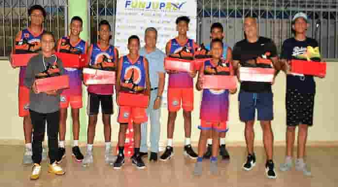 FUNJUPRE entrega tenis a equipo infantil baloncesto CLUDEN campeón de Santiago