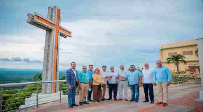 José Ignacio Paliza entrega fondos para la adecuación del Santo Cerro, La Vega