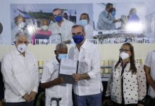 Presidente Luis Abinader entrega títulos certificados en Hato del Yaque, Santiago