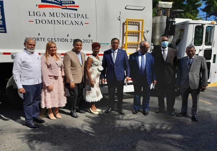 Liga Municipal Dominicana dona camión compactador a la alcaldía de Monte Plata