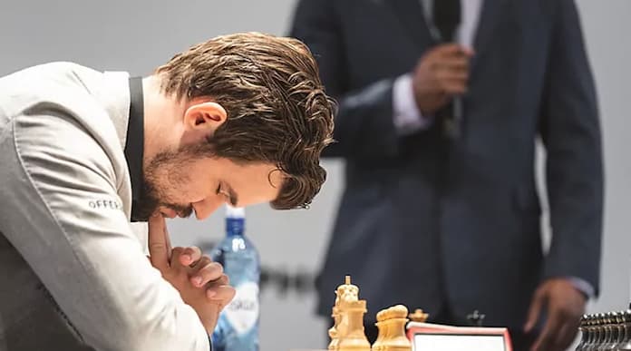 Magnus Carlsen consigue su primera victoria en el Mundial tras casi 8 horas de juego