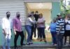 Senador Bauta Rojas entrega dos viviendas a familias de Salcedo