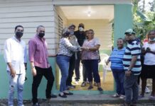 Senador Bauta Rojas entrega dos viviendas a familias de Salcedo