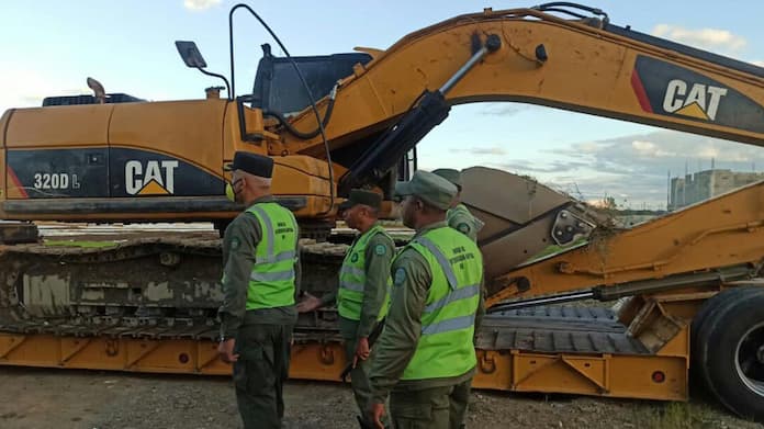 COTUI.- Incautan vehículos pesados utilizados para extracción ilegal de material de los ríos Yuna y Camú