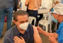 Ministro de Salud Daniel Rivera recibe cuarta dosis de refuerzo contra el Covid-19