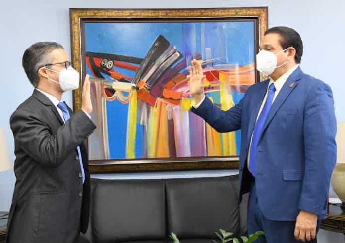 Ministro de Salud Daniel Rivera juramenta a Pedro Manuel Felipe Rivera como nuevo director DPS Santiago