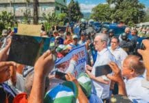 Bonao: Presidente Luis Abinader se detiene para hablar con comunitarios  