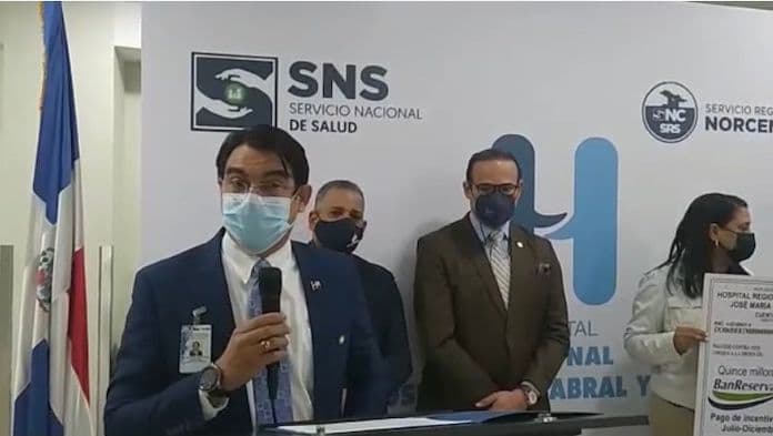 Hospital José María Cabral y Báez entrega incentivo de SeNasA a empleados