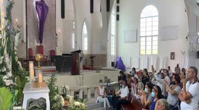 Santiago: Fieles acuden templos católicos este viernes santo