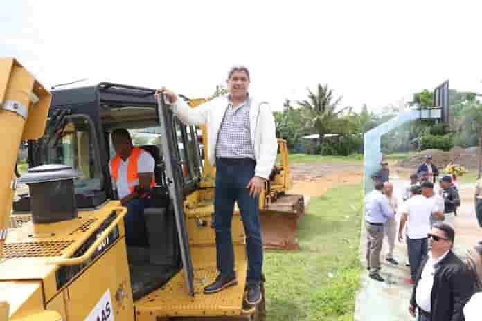 Ministro de Agricultura inicia reparación de caminos vecinales en Hato Mayor 