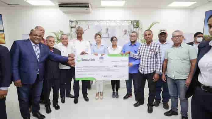 Montecristi: Vicepresidenta entrega créditos para impulsar el sector ovino-caprino