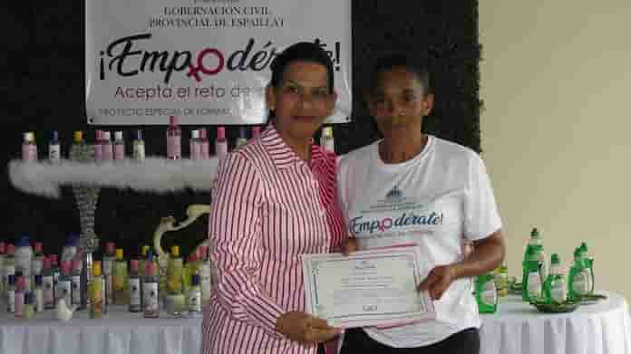 Gobernación de Espaillat entrega certificados a mujeres emprendedoras