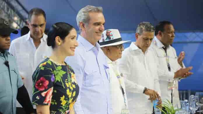 Presidente Luis Abinader destaca aportes de empresas tabacaleras y zonas francas