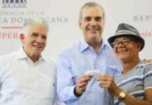 Presidente Abinader Corona entrega 600 tarjetas Supérate en el barrio Pekín de Santiago