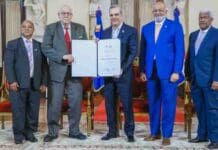 Presidente Luis Abinader entrega Premio Nacional de Periodismo a Gautreaux Piñeyro