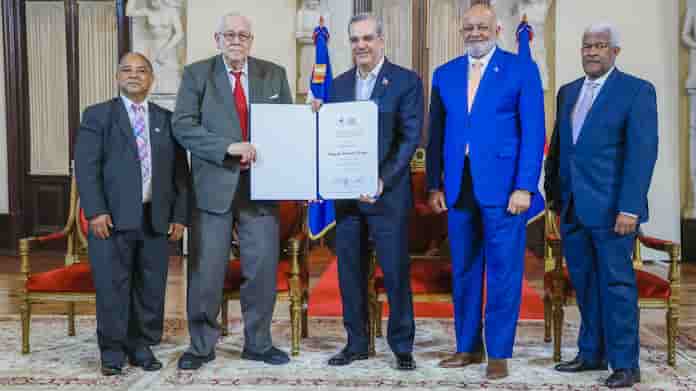 Presidente Luis Abinader entrega Premio Nacional de Periodismo a Gautreaux Piñeyro