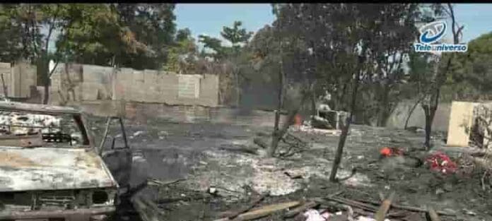 Fuego destruye 6 viviendas y un almacén de telas en Santiago Oeste
