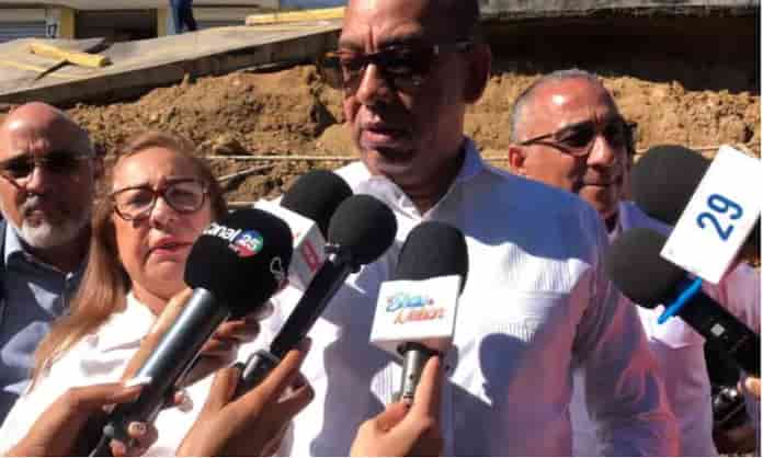 Ministro Deligne Ascención visita zona de derrumbe en Las Carreras de Santiago