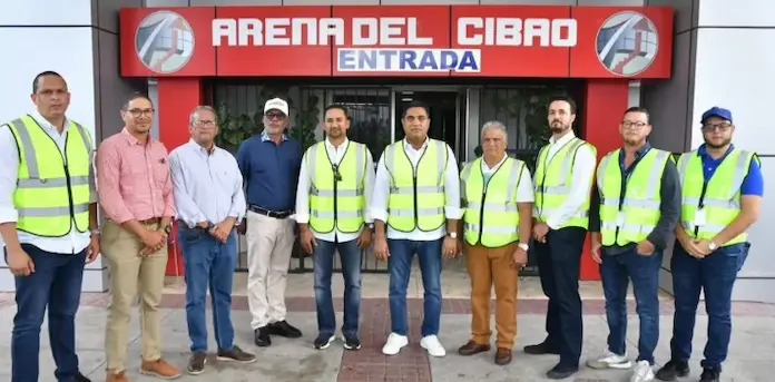 Inspeccionan techo Gran Arena del Cibao (1)