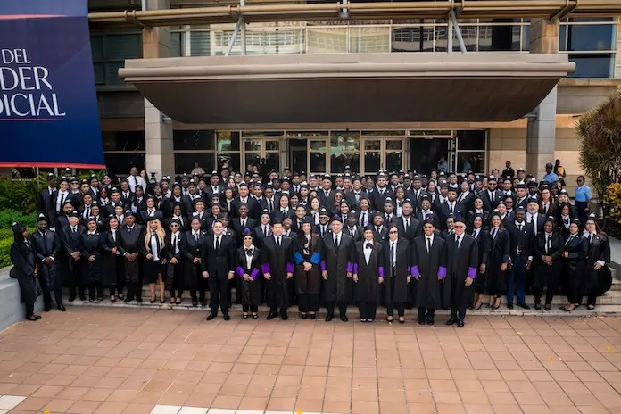 Pleno de la Suprema Corte de Justicia junto a profesionales del Derecho en la XXXV juramentación de abogadas y abogados en honor la “Ética Judicial como pilar de la Justicia”.