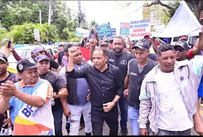 Juan Marte encabeza marcha en Santiago en contra de nuevas rutas