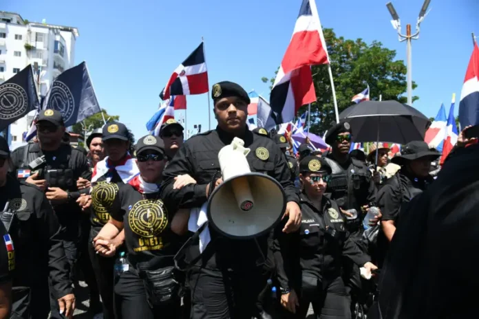 Multitudinaria protesta en Santo Domingo contra proyecto de ley que limita la libertad de expresión