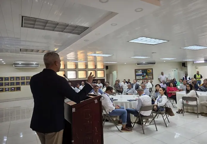 Andres-Cueto-se-reune-con-juntas-de-vecinos-para-concienciar-sobre-sostenibilidad-del-servicio- (1)