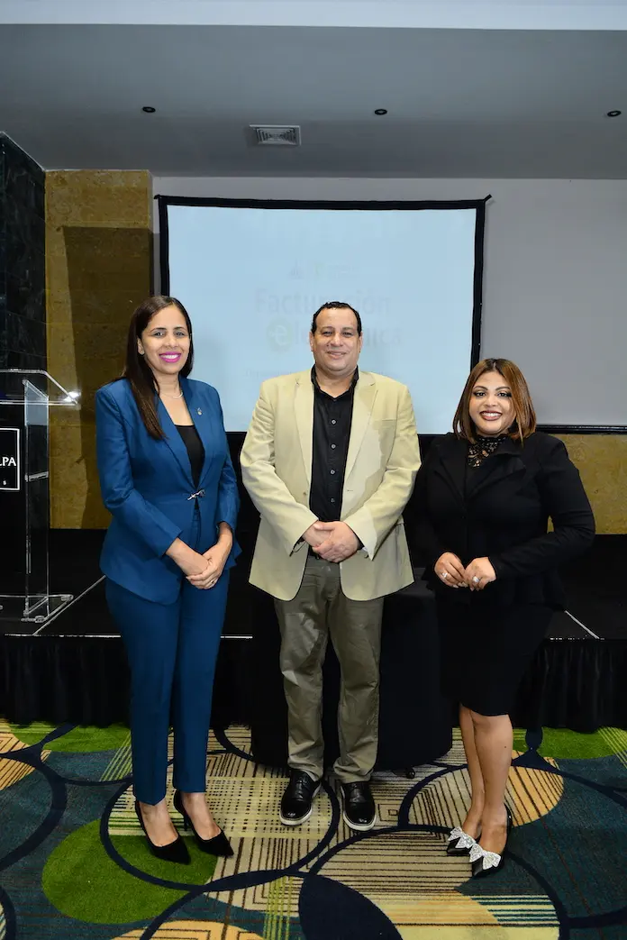 Elayne Jiménez, encargada de gerencia de Facturación de la DGII, Jean Pierre Álvarez, presidente de la AIPARC y Paloma Rodríguez, directora ejecutiva.