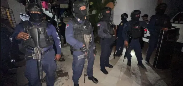 Operativo nocturno en Sosúa deja decenas de detenidos tras inspecciones en locales turísticos