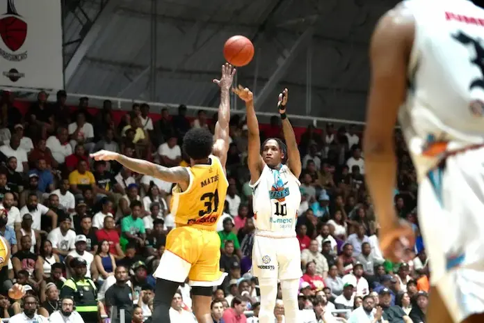 Los Titanes derrotan a los Metros y se colocan a medio camino del título en la Súper Liga LNB