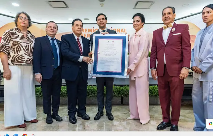 Entrega-a-Amadeo-Julian-del-XXVII-Feria-del-Libro-Eduardo-Leon-Jimenes
