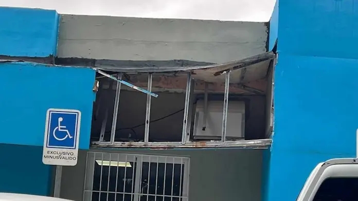 Constanza- Las lluvias derriban la fachada del hospital municipal inaugurado en 2018 (1)