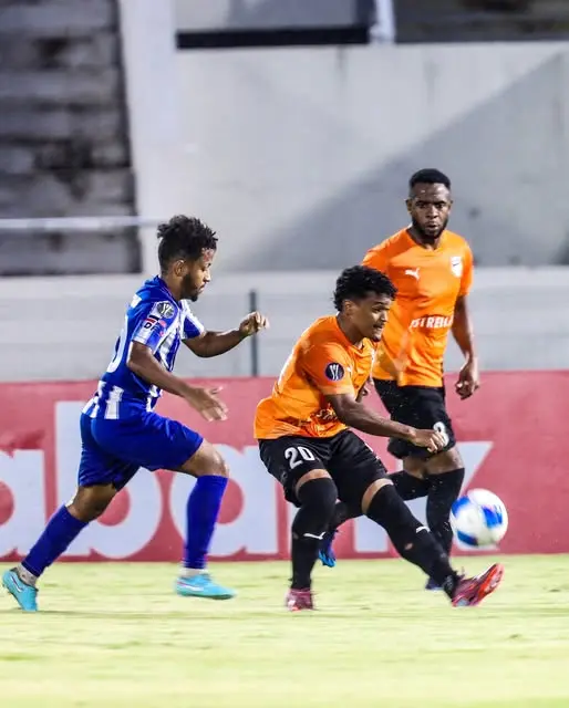 Foto-Omar-De-la-Cruz-maneja-el-balon (1)