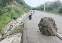 La carretera de Ocoa, una trampa mortal: deslizamientos, piedras y un arroyo que amenaza con tragarse la vía