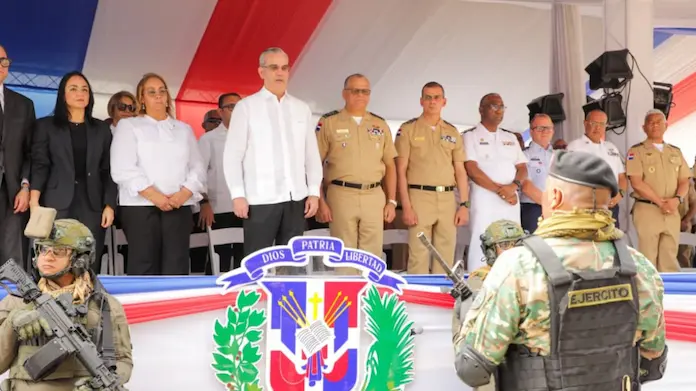 Abinader encabeza desfile estudiantil, cívico-militar por el 181.° aniversario de la Constitución dominicana (1)