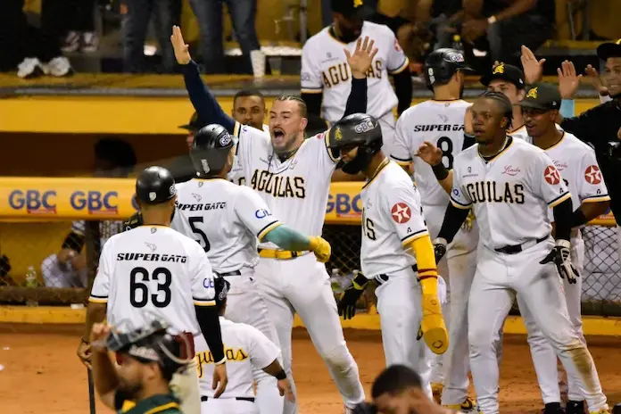 Adael Amador recorre las colchonetas. Fuente Externa (1)